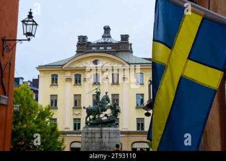 Stockholm, Suède : réplique en bronze de St George et la statue du Dragon, Köpmantorget Banque D'Images