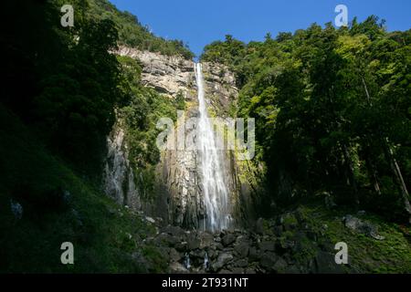 NACHI Waterfall est une grande cascade permanente au Japon située dans la préfecture de Wakayama. Banque D'Images