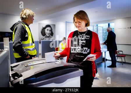 Pays-Bas. 22 novembre 2023. AMSTERDAM - les électeurs votent dans un bureau de vote de la Maison d'Anne Frank pour les élections à la Chambre des représentants. Plus de 13,3 millions d'électeurs admissibles âgés de 18 ans et plus sont autorisés à voter. ANP RAMON VAN flymen netherlands Out - belgique Out Credit : ANP/Alamy Live News Banque D'Images