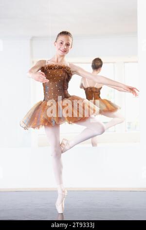 Portrait, fille et adolescent en studio de ballet avec pose, équilibre et classe de performance pour adolescent heureux. Sourire, talent et jeune danseuse ballerine avec Banque D'Images