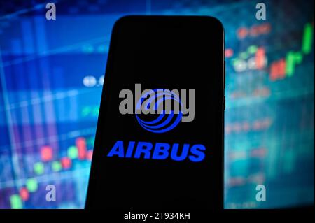 Sur cette photo, un logo Airbus est affiché sur un smartphone avec des pourcentages boursiers en arrière-plan. (Photo Omar marques / SOPA Images/Sipa USA) *** strictement à des fins éditoriales *** Banque D'Images