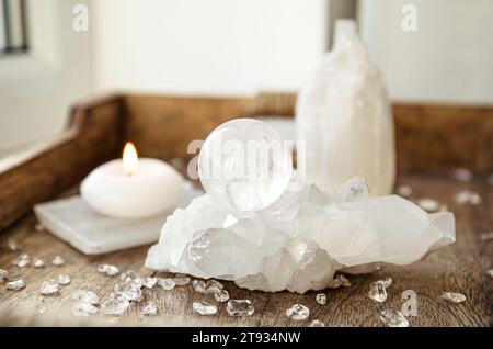 Sphère de pierre précieuse ou boule de cristal connue sous le nom de cristallum orbis et orbuculum qui est le phare de la paix et de l'harmonie dans l'environnement de la maison. Banque D'Images