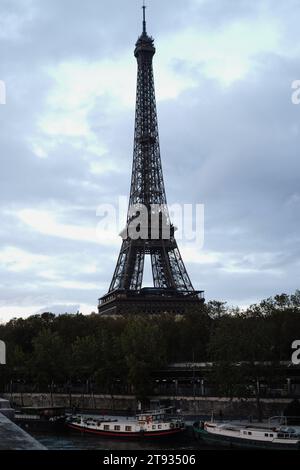 Silhouette de la Tour Eiffel contre ciel Banque D'Images