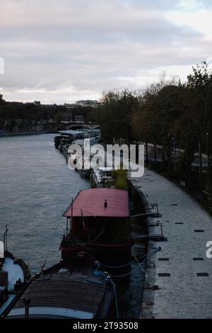 Skyline de Paris avec des bâtiments, des bateaux sur l'eau et un ciel nuageux dans le 15e arrondissement Banque D'Images