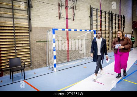 ROTTERDAM - le chef du parti BIJ1 Edson OLF vote avec le numéro 2 Lisa McCray pour les élections à la Chambre des représentants. ANP ROBIN UTRECHT netherlands Out - belgique Out Banque D'Images