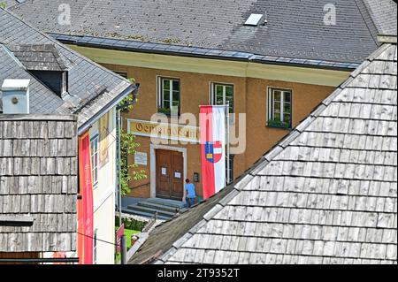 Une impression de la célèbre ville de Hallstatt sur le lac Hallstatt - dans l'image le bureau municipal Banque D'Images