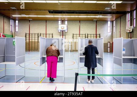 ROTTERDAM - le chef du parti BIJ1 Edson OLF vote avec le numéro 2 Lisa McCray pour les élections à la Chambre des représentants. ANP ROBIN UTRECHT netherlands Out - belgique Out Banque D'Images