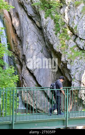 Une impression de la célèbre ville de Hallstatt sur le lac Hallstatt - dans l'image la cascade Banque D'Images