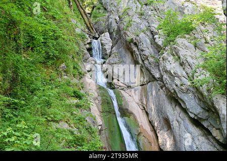 Une impression de la célèbre ville de Hallstatt sur le lac Hallstatt - dans l'image la cascade Banque D'Images