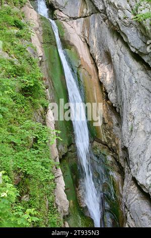 Une impression de la célèbre ville de Hallstatt sur le lac Hallstatt - dans l'image la cascade Banque D'Images