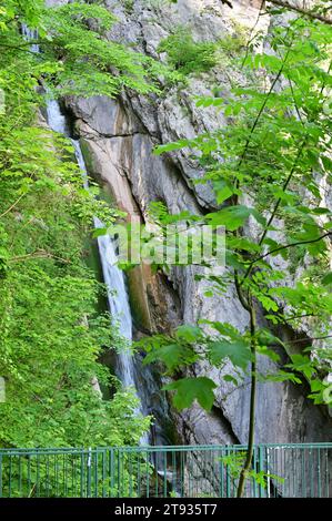 Une impression de la célèbre ville de Hallstatt sur le lac Hallstatt - dans l'image la cascade Banque D'Images