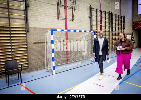 ROTTERDAM - le chef du parti BIJ1 Edson OLF vote avec le numéro 2 Lisa McCray pour les élections à la Chambre des représentants. ANP ROBIN UTRECHT netherlands Out - belgique Out Banque D'Images