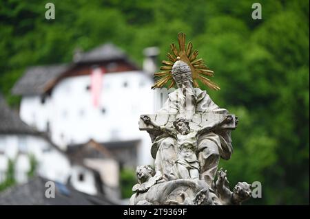 Une impression de la célèbre ville de Hallstatt sur le lac Hallstatt - dans l'image une statue Banque D'Images