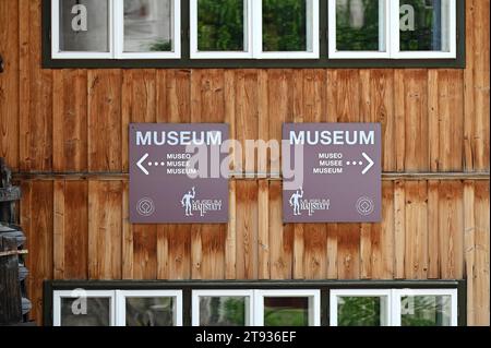 Une impression de la célèbre ville de Hallstatt sur le lac Hallstatt - chemin du musée Banque D'Images