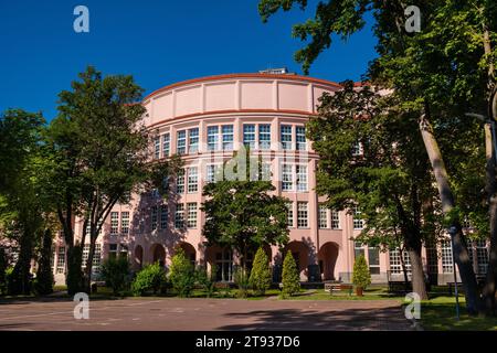 Varsovie, Pologne - 22 juin 2021 : École d'économie de Varsovie SGH bâtiment historique principal de l'école de commerce à Aleja Niepodleglosci rue à Mokotow Banque D'Images