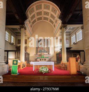 Autel et sanctuaire dans l'église chrétienne St Patrick, Wapping, Londres, Angleterre. Banque D'Images