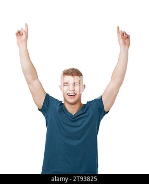 Heureux, portrait et homme avec la main pointant vers le studio pour l'annonce, l'affaire ou le cadeau sur fond blanc. Visage, sourire et spectacle de modèle masculin Banque D'Images