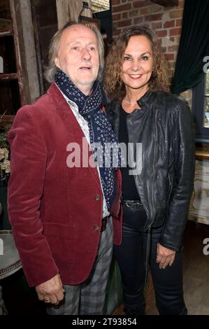 Gerald Sifkowits und Petra Sifkovits beim Fototermin der Sky OriginalReality-Dokumentation Unser Hof - mit Cheyenne und Nino im Old Smithy s Dizzle. Berlin, 21.11.2023 *** Gerald Sifkowits et Petra Sifkovits lors de la séance photo du documentaire Sky OriginalReality Our Farm with Cheyenne et Nino at Old Smithy s Dizzle Berlin, 21 11 2023 Foto:XF.xKernx/xFuturexImagex ochsenknecht 3109 Banque D'Images