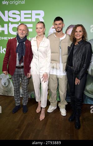 Gerald Sifkowits, Cheyenne Ochsenknecht, Nino Sifkovits und Petra Sifkovits beim Fototermin der Sky OriginalReality-Dokumentation Unser Hof - mit Cheyenne und Nino im Old Smithy s Dizzle. Berlin, 21.11.2023 *** Gerald Sifkowits, Cheyenne Ochsenknecht, Nino Sifkovits et Petra Sifkovits lors de la séance photo du documentaire Sky OriginalReality Our Farm with Cheyenne et Nino at Old Smithy s Dizzle Berlin, 21 11 2023 Foto:XF.xKernx/xFuturexImagex ochsenknecht 3111 Banque D'Images