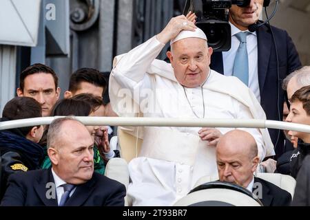 Cité du Vatican, Cité du Vatican. 22 novembre 2023. Le pape François arrive pour assister à son audience générale hebdomadaire à St. Place PeterÕs au Vatican, 22 novembre 2023. Crédit : Riccardo de Luca - Update Images/Alamy Live News Banque D'Images