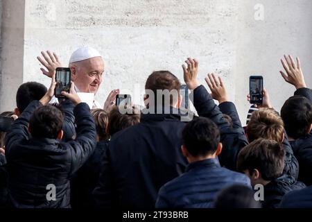 Cité du Vatican, Cité du Vatican. 22 novembre 2023. Le pape François arrive pour assister à son audience générale hebdomadaire à St. Place PeterÕs au Vatican, 22 novembre 2023. Crédit : Riccardo de Luca - Update Images/Alamy Live News Banque D'Images