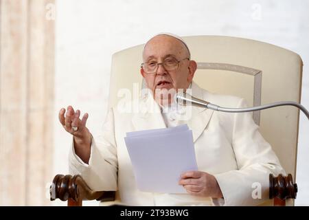 Cité du Vatican, Cité du Vatican. 22 novembre 2023. Le pape François assiste à son audience générale hebdomadaire à St. Place PeterÕs au Vatican, 22 novembre 2023. Crédit : Riccardo de Luca - Update Images/Alamy Live News Banque D'Images