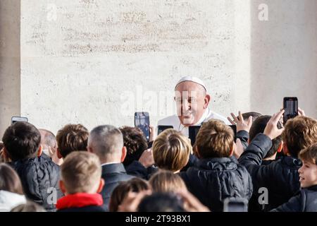 Cité du Vatican, Cité du Vatican. 22 novembre 2023. Le pape François arrive pour assister à son audience générale hebdomadaire à St. Place PeterÕs au Vatican, 22 novembre 2023. Crédit : Riccardo de Luca - Update Images/Alamy Live News Banque D'Images