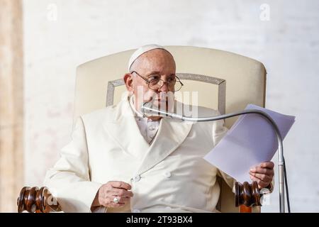 Cité du Vatican, Cité du Vatican. 22 novembre 2023. Le pape François assiste à son audience générale hebdomadaire à St. Place PeterÕs au Vatican, 22 novembre 2023. Crédit : Riccardo de Luca - Update Images/Alamy Live News Banque D'Images