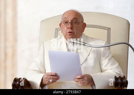 Cité du Vatican, Cité du Vatican. 22 novembre 2023. Le pape François assiste à son audience générale hebdomadaire à St. Place PeterÕs au Vatican, 22 novembre 2023. Crédit : Riccardo de Luca - Update Images/Alamy Live News Banque D'Images