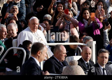 Cité du Vatican, Cité du Vatican. 22 novembre 2023. Le pape François arrive pour assister à son audience générale hebdomadaire à St. Place PeterÕs au Vatican, 22 novembre 2023. Crédit : Riccardo de Luca - Update Images/Alamy Live News Banque D'Images