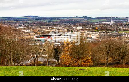 Dundee, Tayside, Écosse, Royaume-Uni. 22 novembre 2023. UK Météo : le temps dans le nord-est de l'Écosse est modéré et nuageux en novembre, avec des sommets autour de 13°C. Dundee City, la rivière Tay, et ses banlieues environnantes dans le paysage hivernal sans neige vu de la « Loi », le point culminant de la ville. Crédit : Dundee Photographics/Alamy Live News Banque D'Images