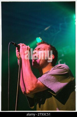 DAMON ALBARN, BLUR, 1999 : le chanteur Damon Albarn lors de la soirée d'ouverture de Blur lors de leur tournée Millennium Celebration 'Singles Night' au Newport Centre au pays de Galles, au Royaume-Uni, le 4 décembre 1999. Photo : Rob Watkins. Lors de cette tournée, le légendaire groupe Britpop n'a joué qu'une poignée de petites dates et l'ensemble se composait de tous leurs singles joués dans l'ordre chronologique. Dans Newport, le groupe a exprimé ses regrets d'avoir à jouer Country House et Charmless Man! Banque D'Images