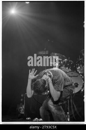 DAMON ALBARN, BLUR, 1999 : le chanteur Damon Albarn lors de la soirée d'ouverture de Blur lors de leur tournée Millennium Celebration 'Singles Night' au Newport Centre au pays de Galles, au Royaume-Uni, le 4 décembre 1999. Photo : Rob Watkins. Lors de cette tournée, le légendaire groupe Britpop n'a joué qu'une poignée de petites dates et l'ensemble se composait de tous leurs singles joués dans l'ordre chronologique. Dans Newport, le groupe a exprimé ses regrets d'avoir à jouer Country House et Charmless Man! Banque D'Images