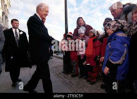 12 décembre 2002, Stockholm, Suède : l'ancien président américain JIMMY CARTER juste devant la résidence du Premier ministre suédois Goran Persson après avoir prononcé un discours devant le Parlement suédois, le Riksdagen. (Image de crédit : © Rob Schoenbaum/ZUMA Press Wire) USAGE ÉDITORIAL SEULEMENT! Non destiné à UN USAGE commercial ! Banque D'Images