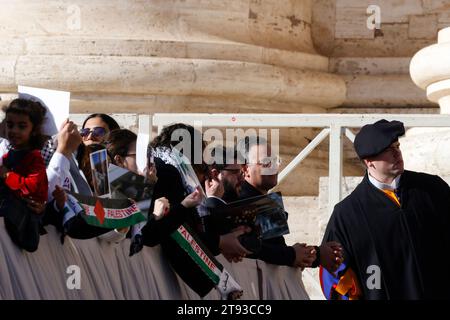 Cité du Vatican, Cité du Vatican. 22 novembre 2023. Des familles palestiniennes attendent de saluer le pape François (non représenté) à la fin de son audience générale hebdomadaire à St. Place PeterÕs au Vatican, 22 novembre 2023. Le pape François a tenu des réunions séparées avec des proches des otages israéliens à Gaza et des prisonniers palestiniens en Israël avant son audience générale hebdomadaire Credit : Riccardo de Luca - Update Images/Alamy Live News Banque D'Images