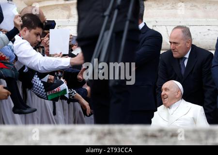 Cité du Vatican, Cité du Vatican. 22 novembre 2023. Le pape François salue les familles palestiniennes à la fin de son audience générale hebdomadaire à St. Place PeterÕs au Vatican, 22 novembre 2023. Le pape François a tenu des réunions séparées avec des proches des otages israéliens à Gaza et des prisonniers palestiniens en Israël avant son audience générale hebdomadaire Credit : Riccardo de Luca - Update Images/Alamy Live News Banque D'Images