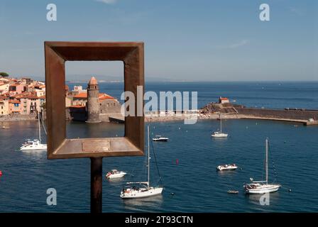 Clocher de Collioure Eglise notre Dame des Anges et port vu à travers un cadre, Pyrénées-Orientales, Languedoc-Roussillon, France Europe années 2016 2010 HOMER SYKES Banque D'Images
