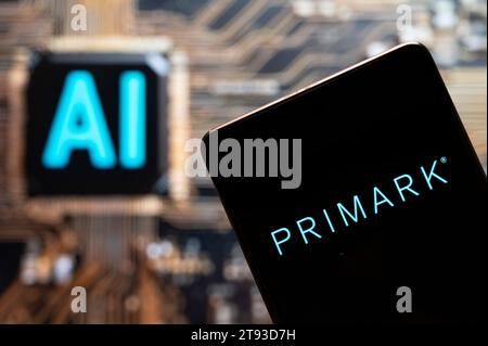 Chine. 03 novembre 2023. Dans cette illustration photo, le logo Primark de la marque irlandaise de fast fashion est affiché sur un smartphone avec une puce d'intelligence artificielle (IA) et un symbole en arrière-plan. Crédit : SOPA Images Limited/Alamy Live News Banque D'Images