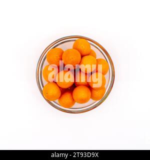 Gros plan photo de baies d'oie dorées mûres sur un fond blanc Banque D'Images