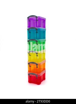 Photo de six bacs de rangement arc-en-ciel en plastique transparent empilables avec couvercles pour l'organisation à la maison Banque D'Images