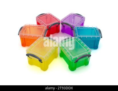 Photo de six bacs de rangement arc-en-ciel en plastique transparent empilables avec couvercles pour l'organisation à la maison Banque D'Images