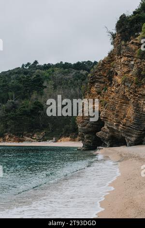 Vue imprenable sur la mer Adriatique et la plage de Mogren près de Budva. Destination voyage au Monténégro. Banque D'Images