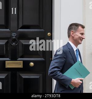 Londres, Royaume-Uni. 22 novembre 2023. Le chancelier de l'Échiquier Jeremy Hunt, député, quitte le 11 Downing Street et se prépare à assister au Parlement avec sa déclaration d'automne. Crédit : Malcolm Park/Alamy Live News Banque D'Images