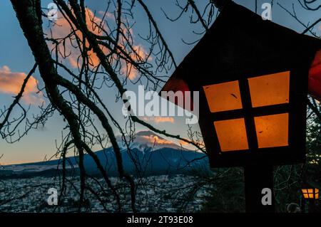 Shimoyoshida, Japon - 27 décembre 2019. Lanternes japonaises traditionnelles illuminant le Mont fuji. Banque D'Images