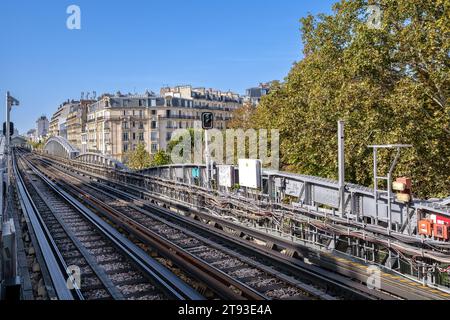Paris, France - 8 octobre 2023 : vue des rails de métro et des bâtiments résidentiels en arrière-plan à Paris France Banque D'Images