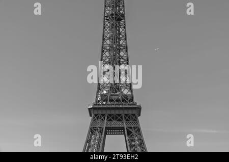 Paris, France - 8 octobre 2023 : vue rapprochée de la célèbre Tour Eiffel de Paris France en noir et blanc Banque D'Images