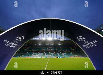 Photo de dossier datée du 25-10-2023 d'Une vue générale de la marque de l'UEFA Champions League devant le terrain au Celtic Park, Glasgow. Celtic a continué à subir la colère de l'UEFA après avoir été condamné à une amende de 29 000 euros (25 224 £) pour des incidents impliquant leurs supporters lors du tirage au sort de la Ligue des champions du mois dernier à domicile à l'Atletico Madrid. Date de la photo : mercredi 25 octobre 2023. Date de publication : mercredi 22 novembre 2023. Banque D'Images