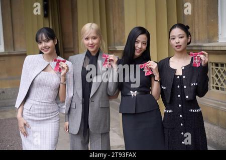 (De gauche à droite) Lisa (Lalisa Manoban), Rose (Roseanne Park), Jisoo Kim et Jennie Kim, du groupe K-Pop Blackpink pose avec leurs MBE honoraires (membres de l'ordre de l'Empire britannique), décerné à eux en reconnaissance du rôle du groupe en tant que défenseur de la COP26 pour le Sommet COP26 à Glasgow 2021. Le roi Charles III a dirigé la cérémonie d'investiture spéciale en présence du président de la Corée du Sud, Yoon Suk Yeol, et de son épouse, Kim Keon Hee au palais de Buckingham, à Londres. Date de la photo : mercredi 22 novembre 2023. Banque D'Images