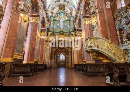 Pologne, Czestochowa - 19 juillet 2023 : intérieur du monastère fortifié et de l'église Jasna Gora. Lieu de pèlerinage catholique polonais à Czestochowa. Banque D'Images