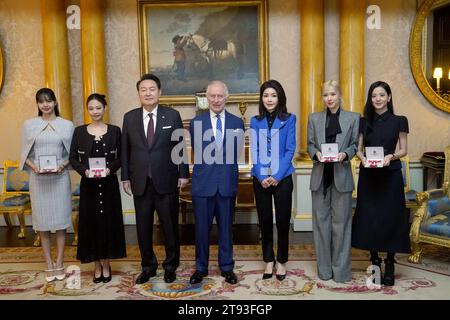 (De gauche à droite) Lisa (Lalisa Manoban), Jennie Kim, Président de la Corée du Sud Yoon Suk Yeol, Roi Charles III, première Dame de Corée du Sud Kim Keon Hee, Rose (Roseanne Park), et Jisoo Kim à la suite d'une cérémonie d'investiture spéciale pour présenter aux membres du groupe K-Pop Blackpink des MBE honoraires (MBE (membre de l'ordre de l'Empire britannique), dirigés par le roi Charles en présence du président et de son épouse au Palais de Buckingham, Londres. Date de la photo : mercredi 22 novembre 2023. Banque D'Images